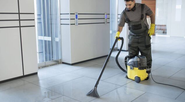 Homem realizando tratamento de piso com produtos Cobral.