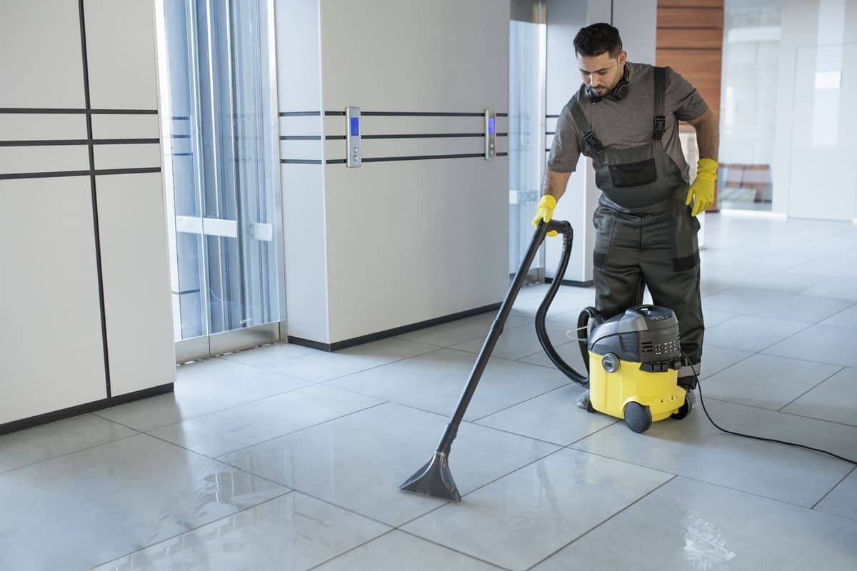 Homem realizando tratamento de piso com produtos Cobral.