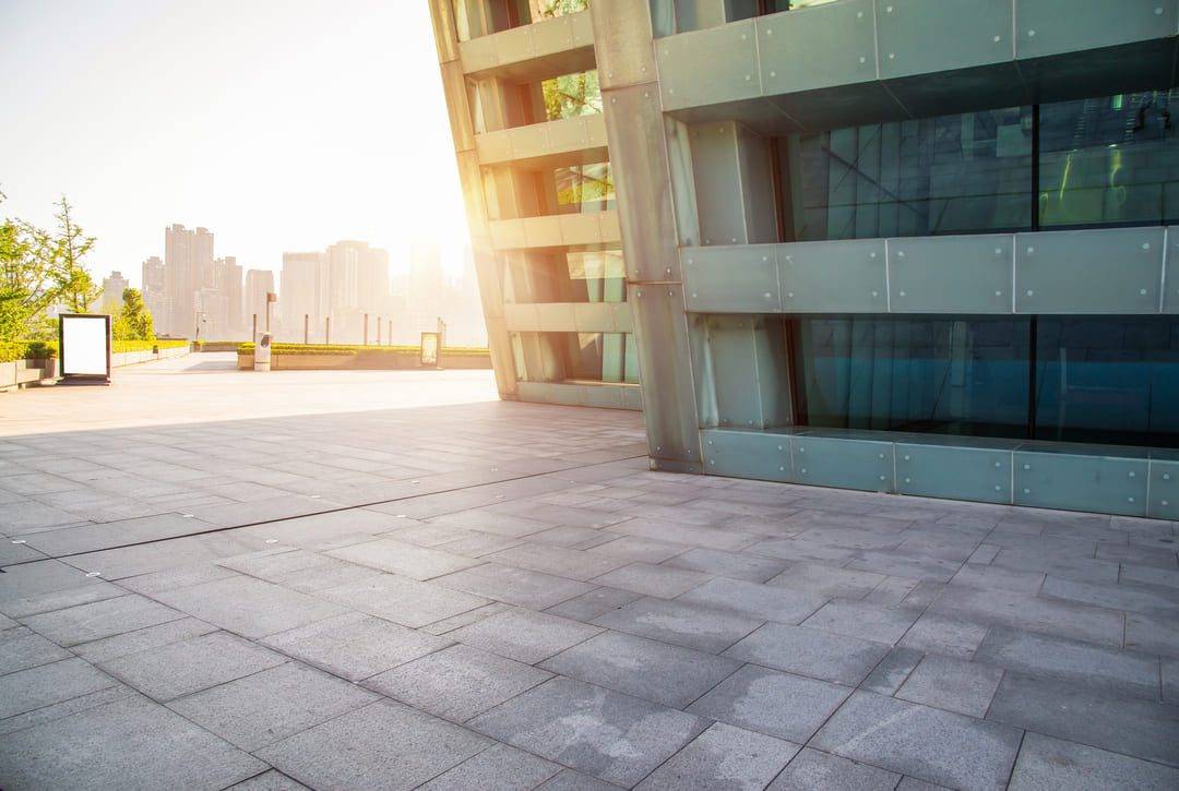 Piso cimentício aplicado em uma área externa de um prédio comercial.