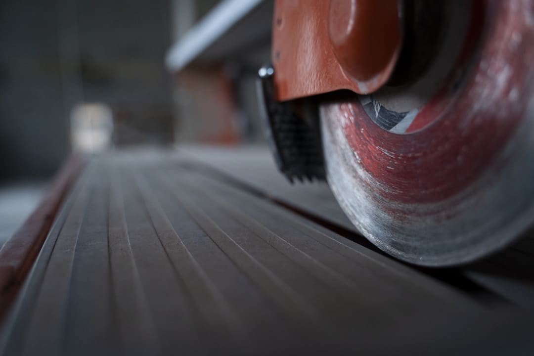 Serra diamantada em zoom cortando um material.