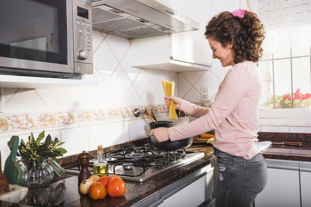 Pedra para cooktop é uma ótima opção de decoração e praticidade na cozinha.