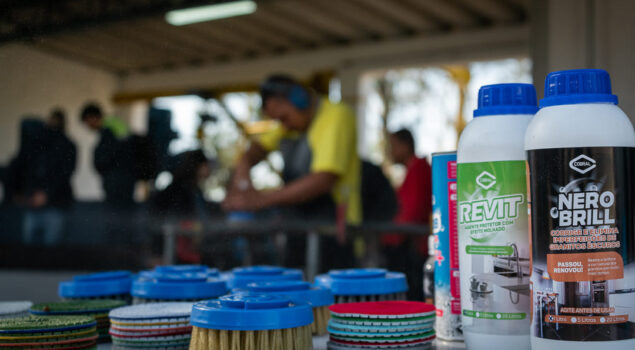 Produtos abrasivos e discos de polimento organizados sobre uma bancada, com foco em práticas seguras para armazenar abrasivos industriais.