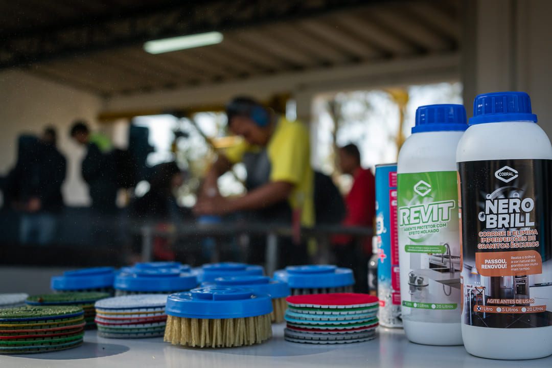 Produtos abrasivos e discos de polimento organizados sobre uma bancada, com foco em práticas seguras para armazenar abrasivos industriais.