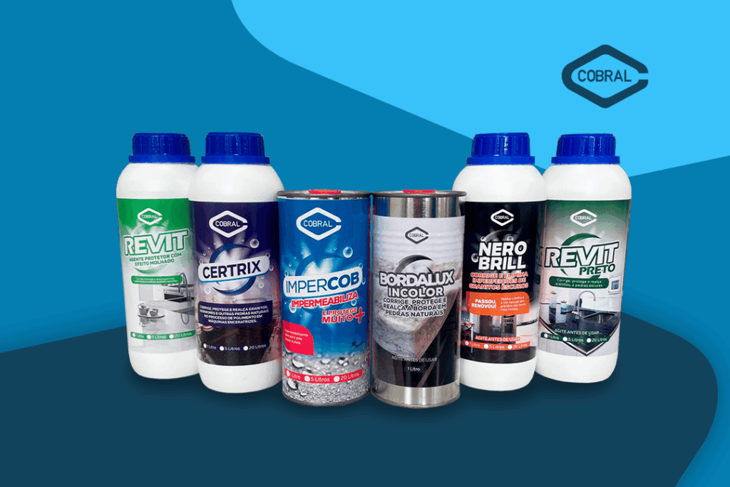 Linha de produtos Cobral para tratamento e prote&ccedil;&atilde;o de pedras naturais, incluindo frascos de Revit, Certtrix, Impercob, Bordalux Incolor, Nero Brill e Revit Preto, todos com r&oacute;tulos vis&iacute;veis e tampa azul, apresentados sobre fundo azul degrad&ecirc;.