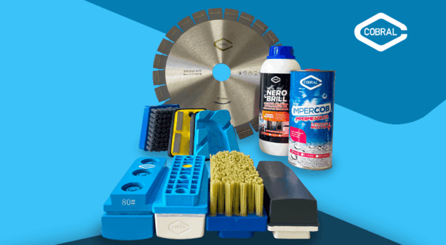 Conjunto de abrasivos e produtos Cobral, incluindo disco de corte, escovas, blocos de polimento e produtos de impermeabilização, sobre fundo azul.