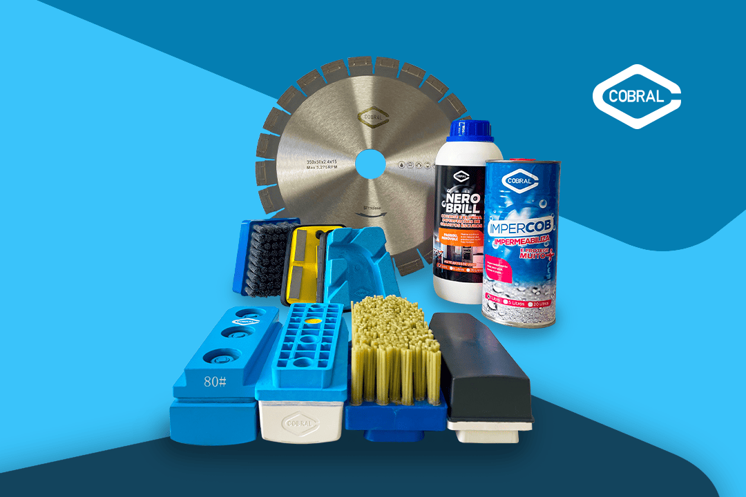 Conjunto de abrasivos e produtos Cobral, incluindo disco de corte, escovas, blocos de polimento e produtos de impermeabilização, sobre fundo azul.