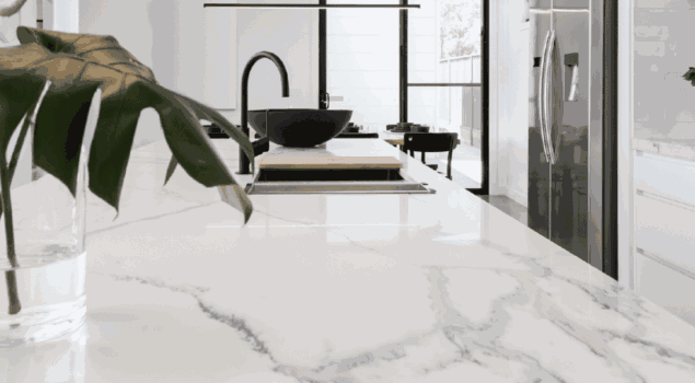 Bancada de cozinha moderna com acabamento brilhante após polimento de mármore.