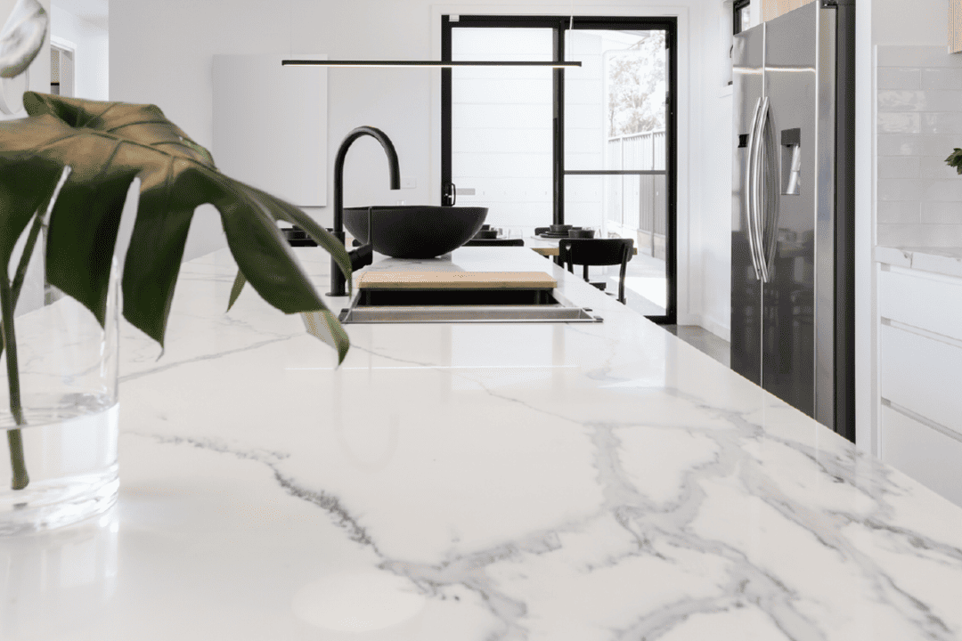 Bancada de cozinha moderna com acabamento brilhante após polimento de mármore.