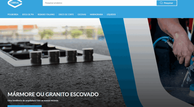 Site da Cobral apresentando produtos e ferramentas para marmoraria online, com imagem de bancada de granito escovado e profissional utilizando equipamento de polimento.
