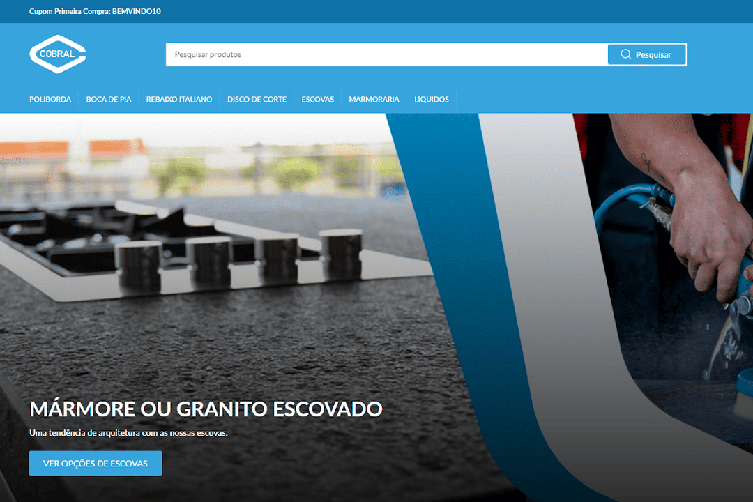 Site da Cobral apresentando produtos e ferramentas para marmoraria online, com imagem de bancada de granito escovado e profissional utilizando equipamento de polimento.