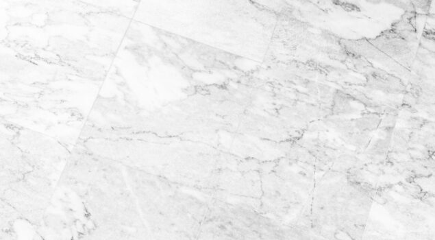 Superfície de mármore polido em tom claro, com veios naturais e acabamento uniforme, representando brilho e conservação da pedra.