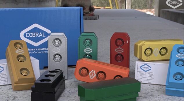 Linha de abrasivos Cobral em diferentes cores e formatos dispostos sobre uma superfície, com caixa da marca ao fundo, representando opções para polimento de pedras naturais.