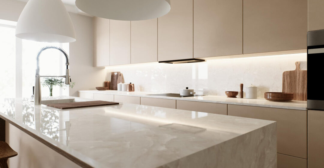 Bancada de quartzito polido em cozinha moderna, com superfície clara, veios naturais aparentes e acabamento uniforme que valoriza o ambiente.