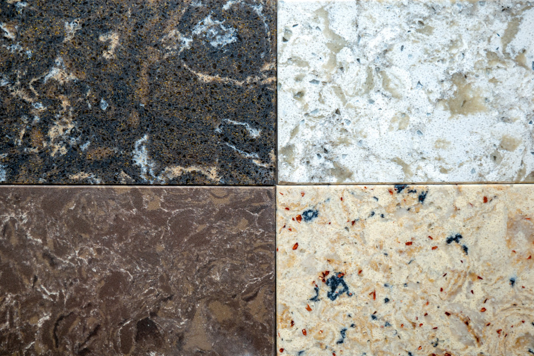 Comparativo de superfícies de pedras naturais com diferentes acabamentos e texturas, destacando variações de cor, granulação e uniformidade após processos de polimento.
